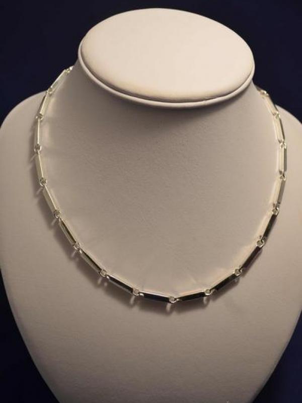<span>Jewellery</span>Silver Necklaces